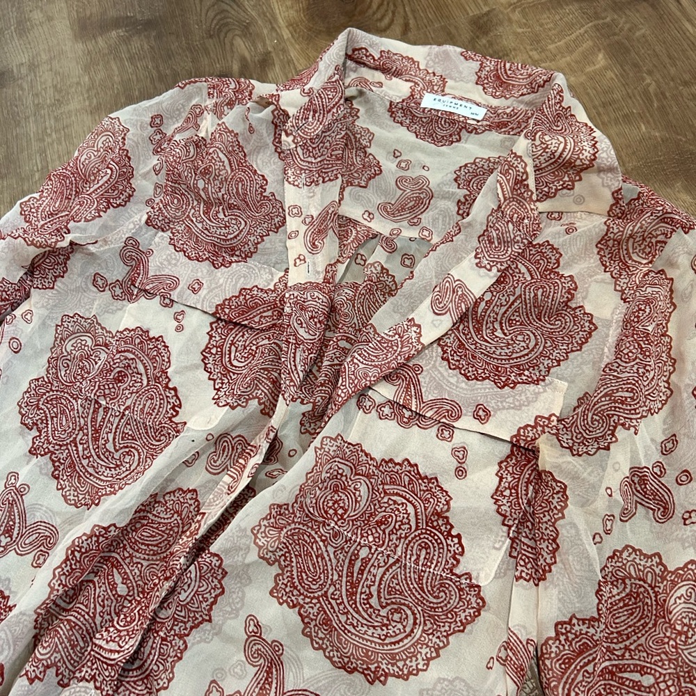 EQUIPMENT Femme Blouse in red and cream paisley design - Size Medium - Picture 6 of 9